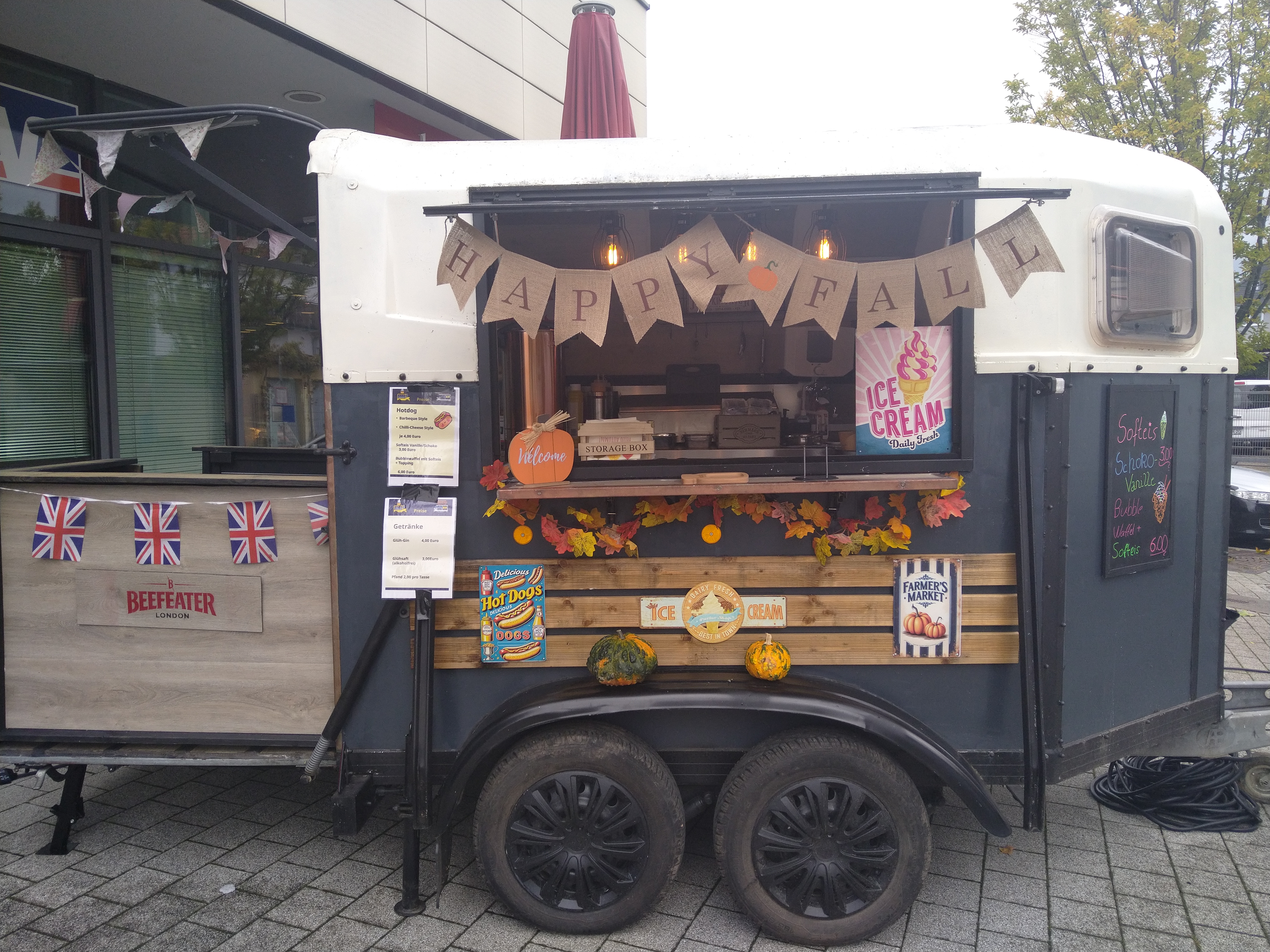 Foodtrailer bei Nacht